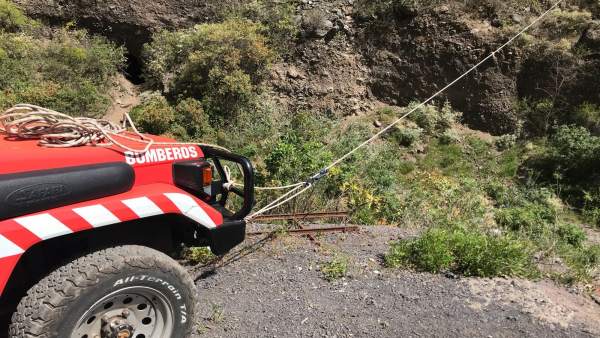 Resultado de imagen de Fallece un trabajador al caer por una ladera en el barranco de Badajoz