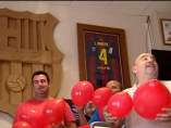 Globos rojos sevillanos contra globos amarillos catalanes para formar una gran bandera de España en la final de Copa
