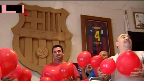 Hinchas sevillanos del Barça con globos rojos Hinchas sevillanos del Barça con globos rojos