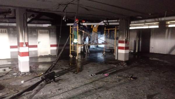 Imagen del garaje incendiado en el bloque de la avenida de Andalucía de Sevilla Imagen del garaje incendiado en el bloque de la avenida de Andalucía de Sevilla