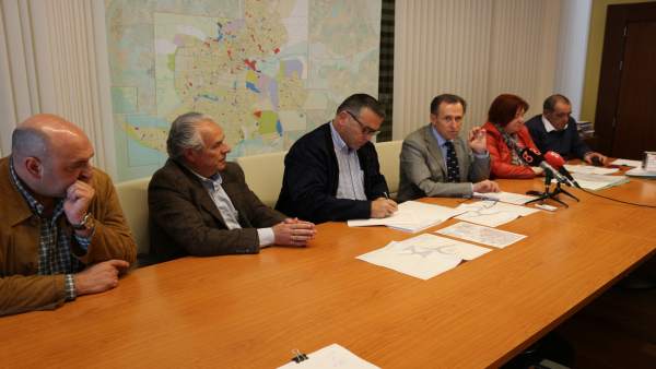 El alcalde de Chiclana, José María Román, con empresarios locales El alcalde de Chiclana, José María Román, con empresarios locales