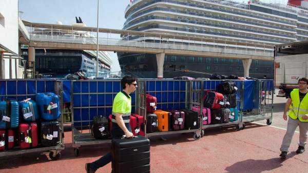 Carga de maletas en un crucero atracado en el puerto de València Carga de maletas en un crucero atracado en el puerto de València