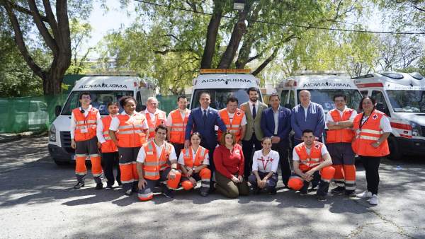 Efectivos de la Cruz Roja en Sevilla, junto a ediles de Cs Efectivos de la Cruz Roja en Sevilla, junto a ediles de Cs