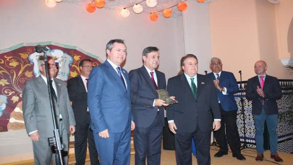 Entrega del premio 'Ciudad de Sevilla' a la ciudad francesa de Arles Entrega del premio 'Ciudad de Sevilla' a la ciudad francesa de Arles