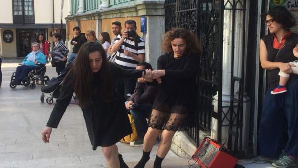 Bailarinas en el 'Asalto al mercado' Bailarinas en el 'Asalto al mercado'