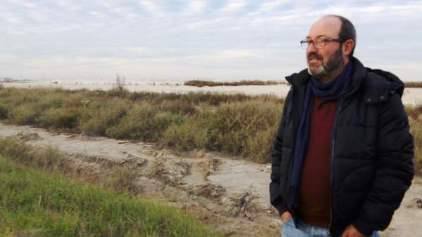 Pedro Jiménez (IULV-CA), ante las balsas de fosfoyesos. Pedro Jiménez (IULV-CA), ante las balsas de fosfoyesos.