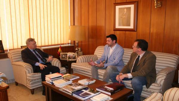 Primo Jurado (izda.), durante la reunión mantenida Primo Jurado (izda.), durante la reunión mantenida