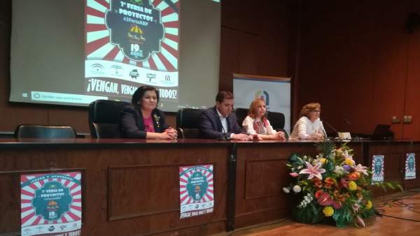 López inaugura la III Feria de Proyectos López inaugura la III Feria de Proyectos