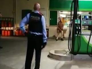 Un hombre armado con un cuchillo y una motosierra ataca una gasolinera.