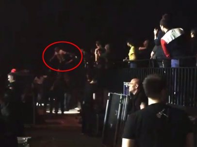 Una fan de la Lana del Rey salta de una grada