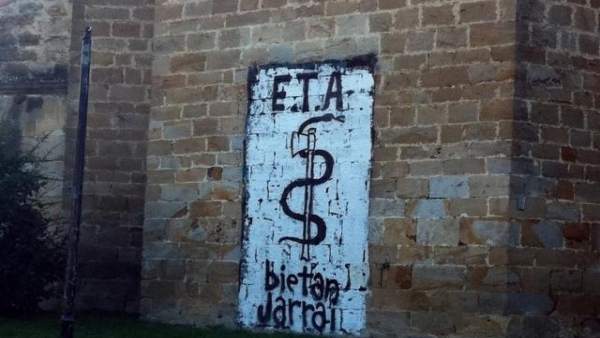 Pintada a favor de ETA en la fachada de una iglesia de Arbizu. Pintada a favor de ETA en la fachada de una iglesia de Arbizu.