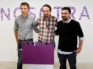Errejón, Iglesias y Espinar, delante del cartel "Nosotras".