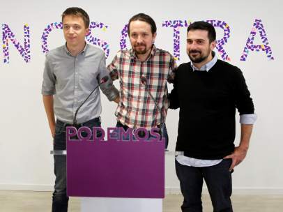 Errejón, Iglesias y Espinar, delante del cartel "Nosotras".
