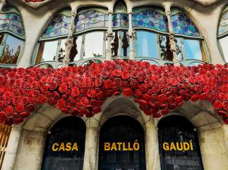 La Casa Batlló decorada con rosas rojas por la diada de Sant Jordi