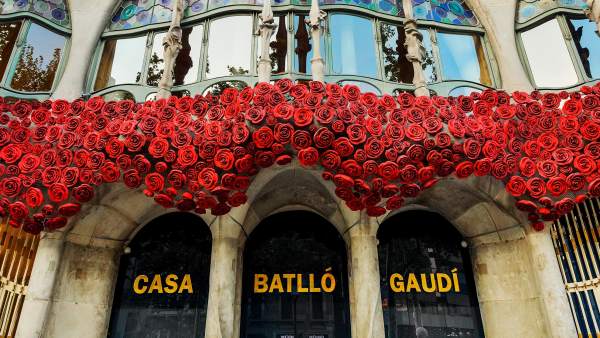 La Casa Batlló decorada con rosas rojas por la diada de Sant Jordi La Casa Batlló decorada con rosas rojas por la diada de Sant Jordi