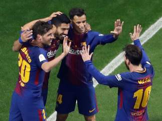 Los jugadores del Barcelona festejan el gol de Luis Suárez