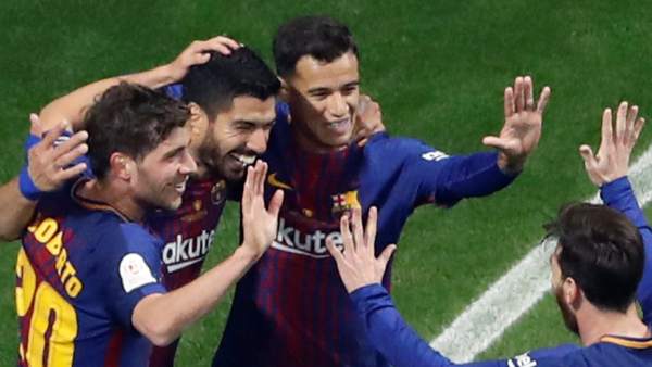 Los jugadores del Barcelona festejan el gol de Luis Suárez Los jugadores del Barcelona festejan el gol de Luis Suárez