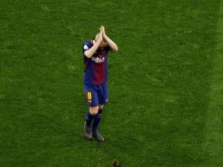 Andrés Iniesta saluda a la afición del Barcelona.