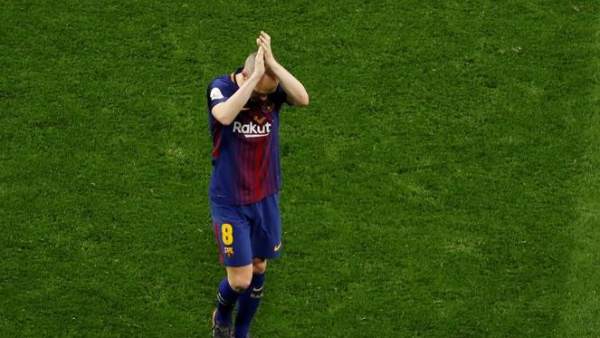 Andrés Iniesta saluda a la afición del Barcelona. Andrés Iniesta saluda a la afición del Barcelona.