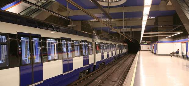 Tren de Metro de Madrid en una de las estaciones de la red