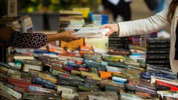 Barcelona se llena de libros por San Jordi Barcelona se llena de libros por San Jordi