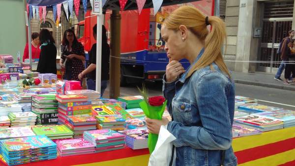 Parada de libros en La Rambla de Barcelona por Sant Jordi Parada de libros en La Rambla de Barcelona por Sant Jordi