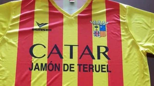 La polémica camiseta de la empresa de embutidos turolense 'La Manolica'. La polémica camiseta de la empresa de embutidos turolense 'La Manolica'.
