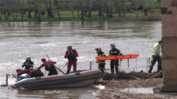 Los bomberos de Zamora rescatan el cadáver. Los bomberos de Zamora rescatan el cadáver.