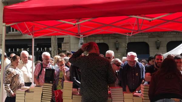 Sant Jordi en la Rambla de Barcelona. Sant Jordi en la Rambla de Barcelona.