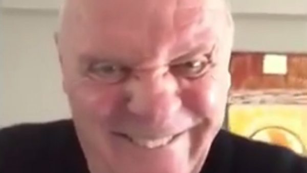 Hopkins felicita a Nicholson con un baile loco