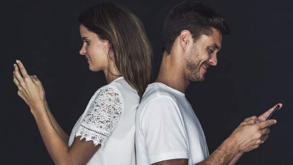 Dos jóvenes, con sus dispositivos móviles. Dos jóvenes, con sus dispositivos móviles.