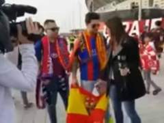 Una reportera de Barça TV le pide a un aficionado culé que se quite la bandera de España para la entrevista