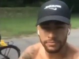 Neymar da un paseo en bicicleta con sus amigos tras dejar las muletas