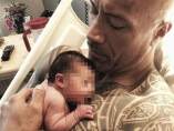 La emotiva foto y carta de Dwayne Johnson a su hija recién nacida: "Te haré reír el resto de mi vida"