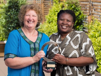 Makoma Lekalakala y Liz McDaid, ganadoras del Premio Goldman