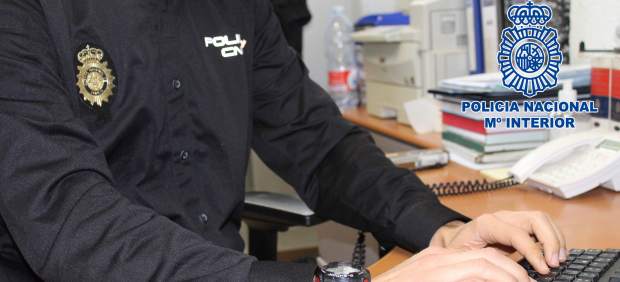 Agente de la Policía Nacional, en labores de investigación