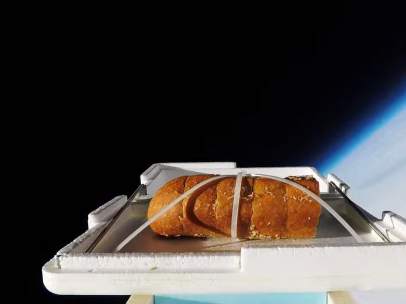 El youtuber Tom Scott manda un bocadillo al espacio.