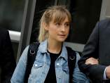 La actriz de 'Smallville' Allison Mack, acusada de reclutar esclavas sexuales para la secta Nxivm, libre bajo fianza