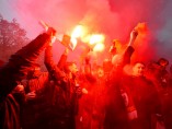 Un herido grave en la batalla campal entre hinchas del Liverpool y la Roma