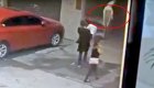 Un perro 'caído del cielo' impacta sobre una mujer