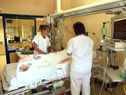 Enfermeras con un paciente en una habitación de hospital.