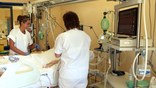 Enfermeras con un paciente en una habitación de hospital. Enfermeras con un paciente en una habitación de hospital.