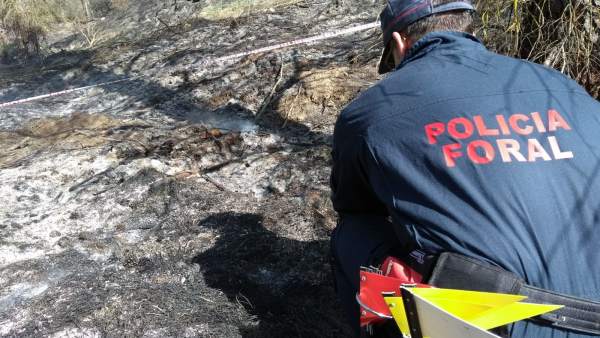 Policía del GIA realizando la Inspección ocular del incendio Policía del GIA realizando la Inspección ocular del incendio