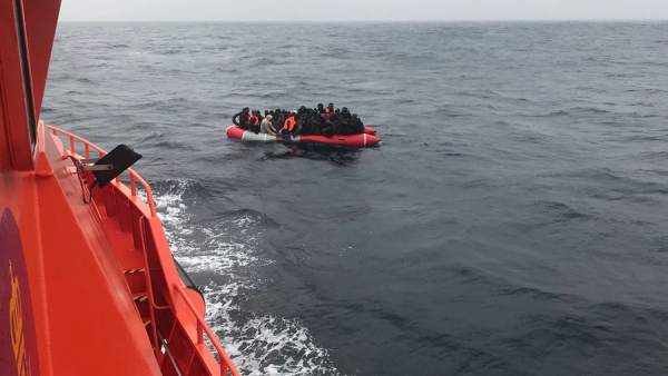 Una de las tres pateras auxiliadas en las últimas 24 horas en Alborán Una de las tres pateras auxiliadas en las últimas 24 horas en Alborán