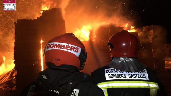 Bombers treballen en l'extinció d'un incendi en una serradora d'Almassora (Castelló) Bombers treballen en l'extinció d'un incendi en una serradora d'Almassora (Castelló)
