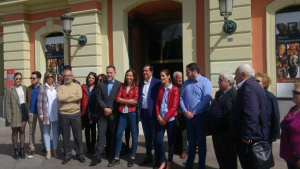 José Antonio Serrano y su equipo José Antonio Serrano y su equipo
