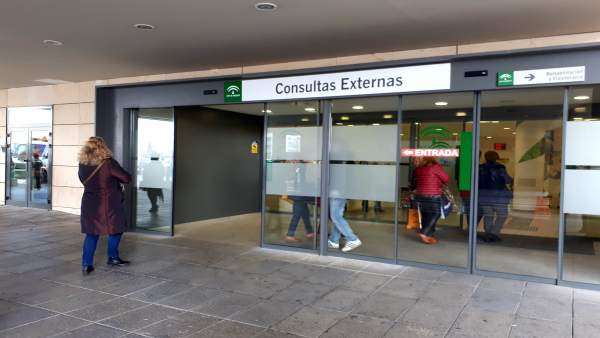Puerta de entrada de las consultas externas del hospital del Campus de Granada Puerta de entrada de las consultas externas del hospital del Campus de Granada
