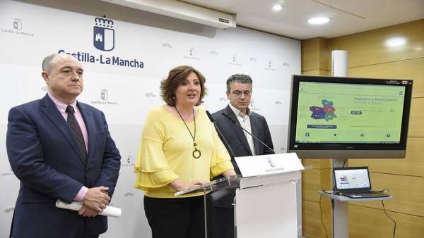 Patricia Franco presentando el nuevo portal web de la Junta Patricia Franco presentando el nuevo portal web de la Junta