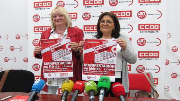 Encarna Chacón y Patro Sánchez, con el cartel del 1º de Mayo Encarna Chacón y Patro Sánchez, con el cartel del 1º de Mayo