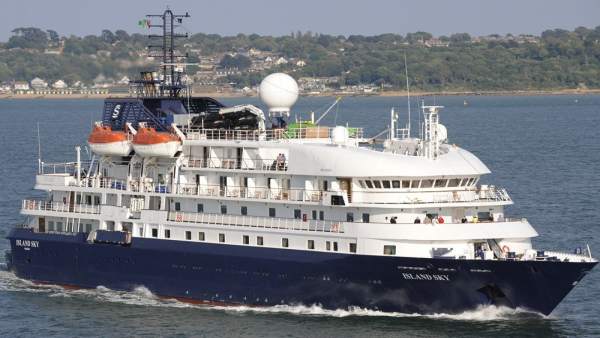 El primer crucero que fondea en un puerto de PortsIB El primer crucero que fondea en un puerto de PortsIB